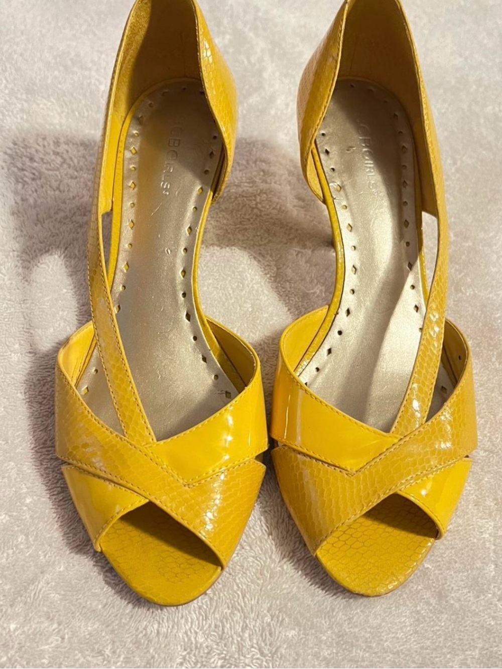 Vintage BCBGirls Yellow Peep-Toe Cross-Front Heels. + A LITTLE GIFT 🎁